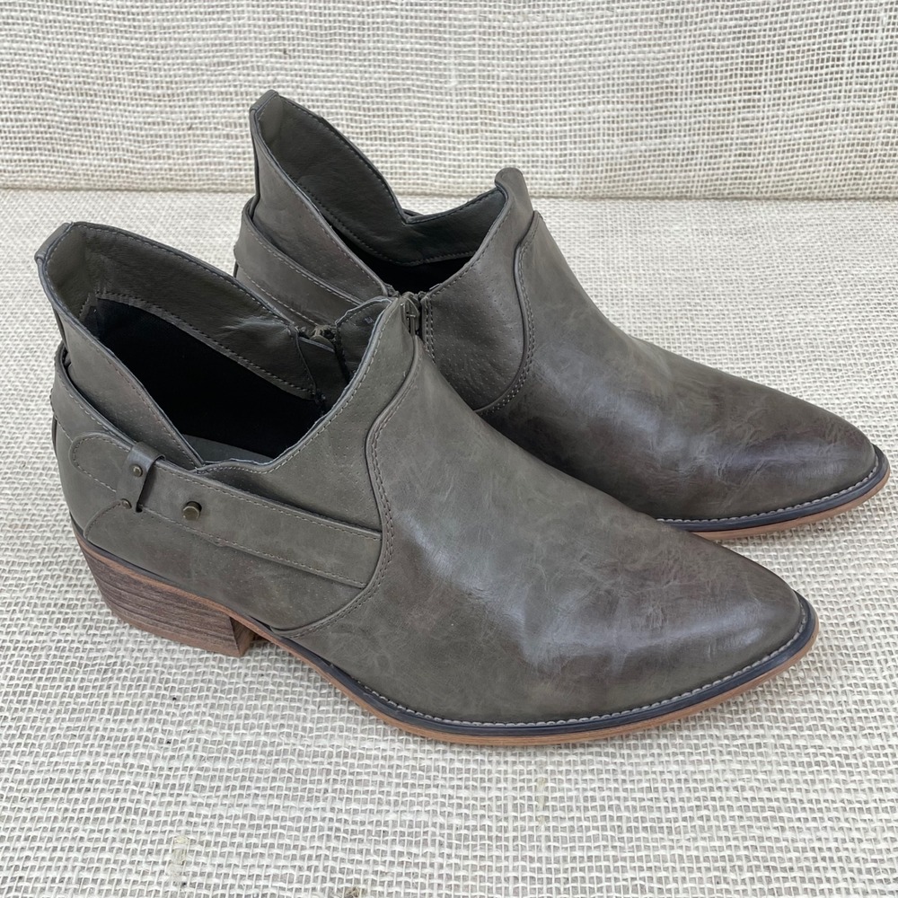 93 Vintage Womens Grey Distressed Pointed Toe Ankle Booties Buckle Strap Size 8M